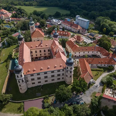 Zamek V Kostelci Nad Cernymi Lesy *