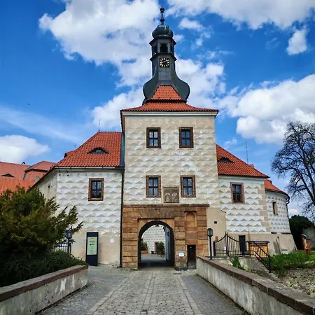 Penzion Zámek V Kostelci Nad černými Lesy *