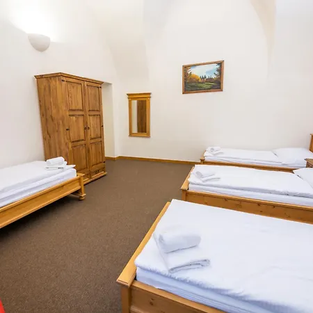 Zamek V Kostelci Nad Cernymi Lesy Maison d'hôtes Kostelec nad Černými Lesy
