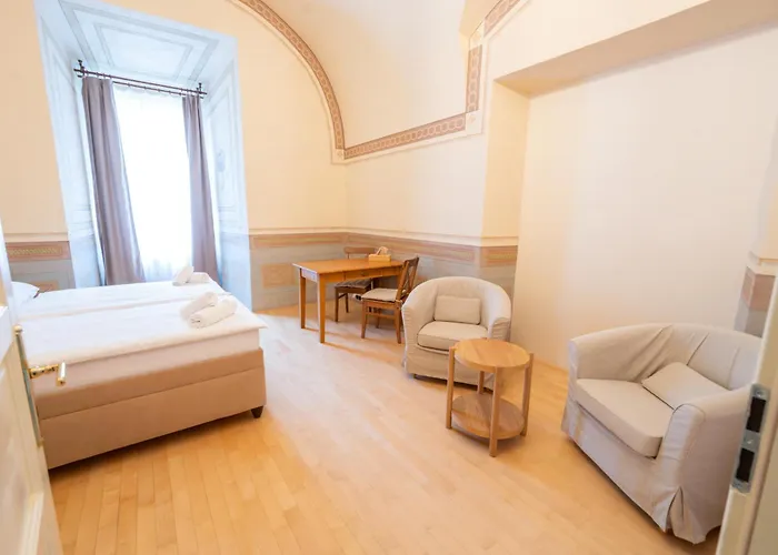Zamek V Kostelci Nad Cernymi Lesy Maison d'hôtes